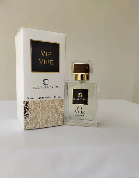 A luxurious fragrance bottle with a regal design, showcasing a fresh chypre-fruity essence. The bottle sits elegantly on a reflective surface, exuding sophistication and modernity. Perfect for the man who wants to feel like royalty.